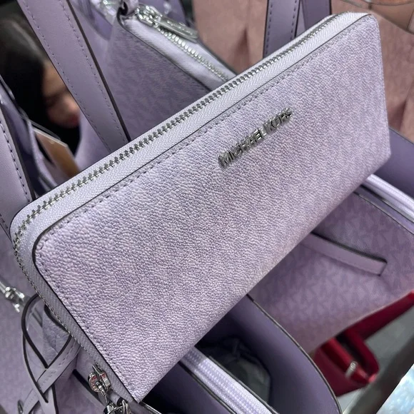 MICHAEL KORS Jet Set Lg Signatu Logo Continental Wallet Wristlet Phone
Lt Quartz - Picture 8 of 16